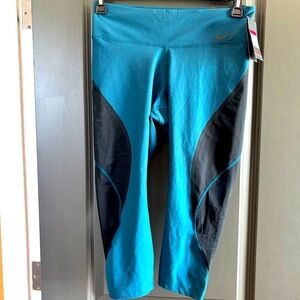 Women Nike training tight fit crop pant. Size large.